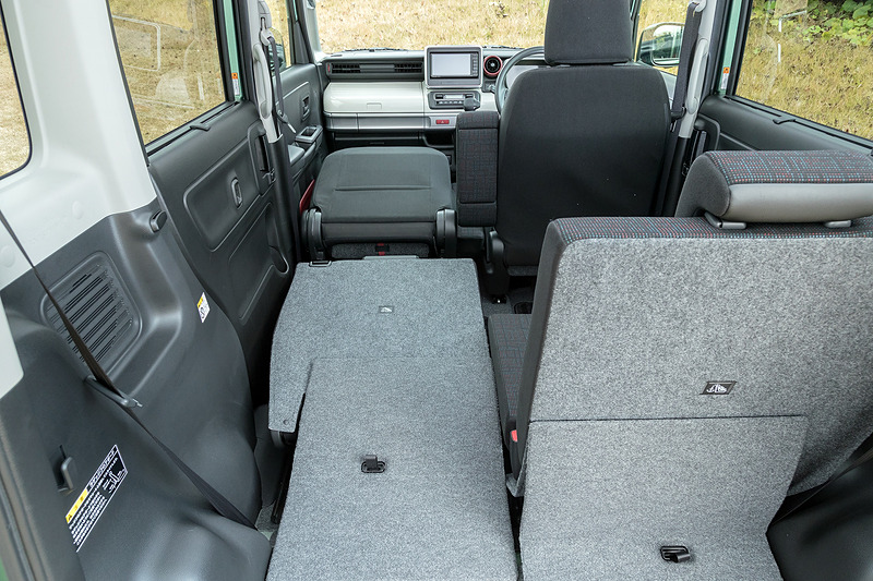 フルフラットのほか、助手席を前倒しすることで長尺物の積み込みにも対応