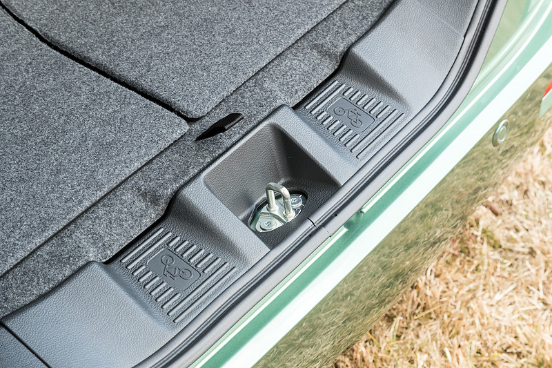 荷室の開口高は先代モデルより40mmアップした1150mm。便利なガイドも装備され27インチ程度の自転車をラクに積み込むことができる