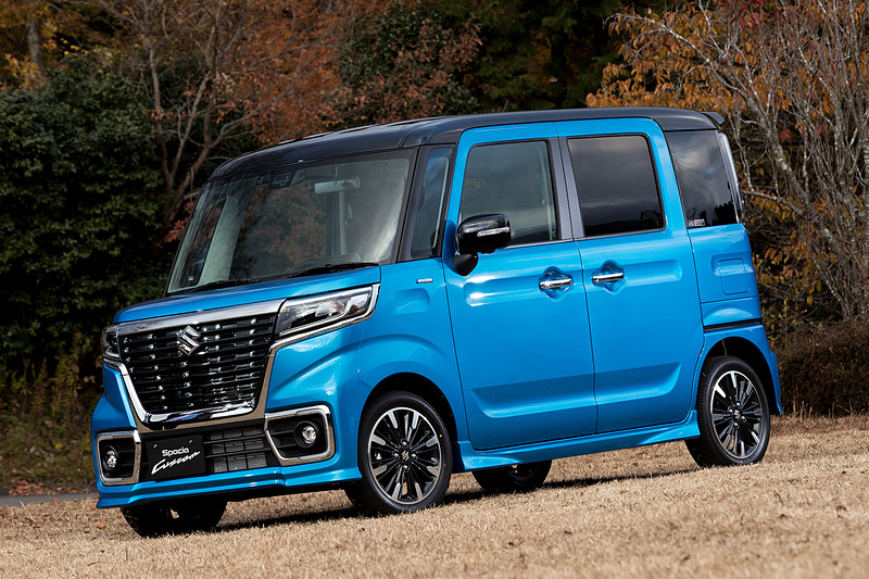 撮影車両はスペーシア カスタム HYBRID XSターボ。ボディカラーはブリスクブルーメタリック ブラック2トーンルーフ