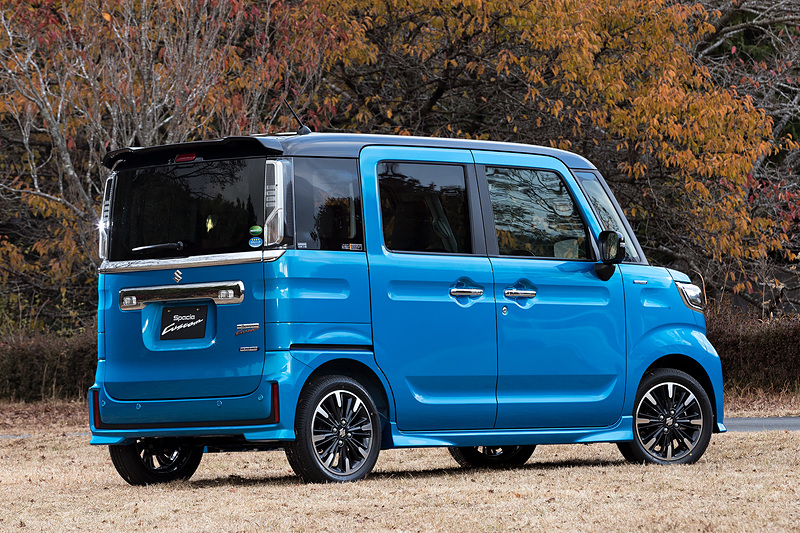 撮影車両はスペーシア カスタム HYBRID XSターボ。ボディカラーはブリスクブルーメタリック ブラック2トーンルーフ