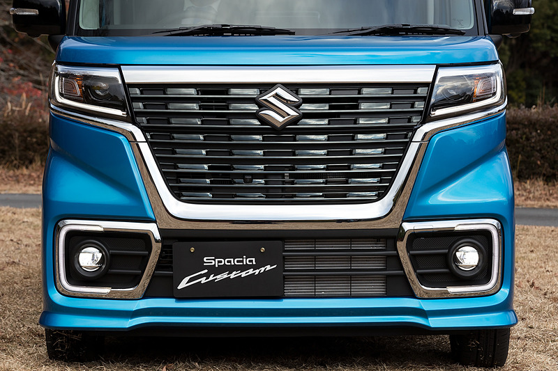 大型のアンダーグリルとメッキグリルでカスタムならではの迫力あるフェイスを演出