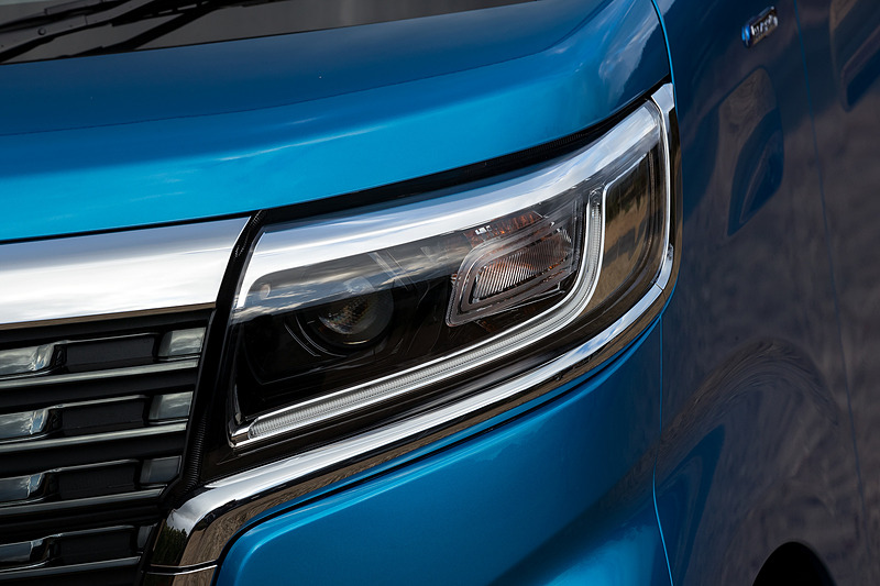 ヘッドライトの点灯パターン。カスタムは全車ヘッドライト、ポジションランプ、フォグランプのすべてがLEDになる