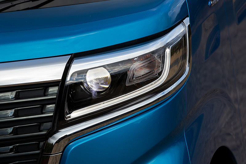 ヘッドライトの点灯パターン。カスタムは全車ヘッドライト、ポジションランプ、フォグランプのすべてがLEDになる