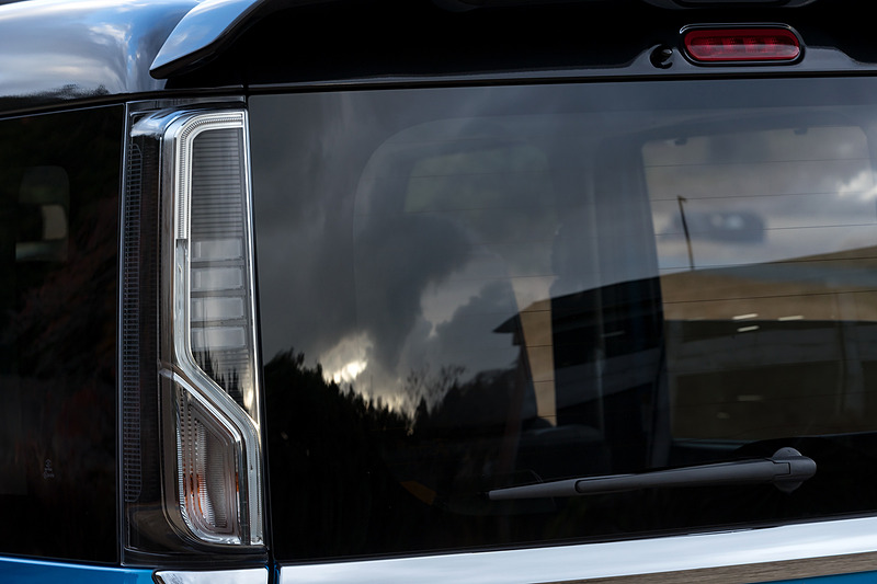 リアコンビランプは導光レンズとLEDの組み合わせ