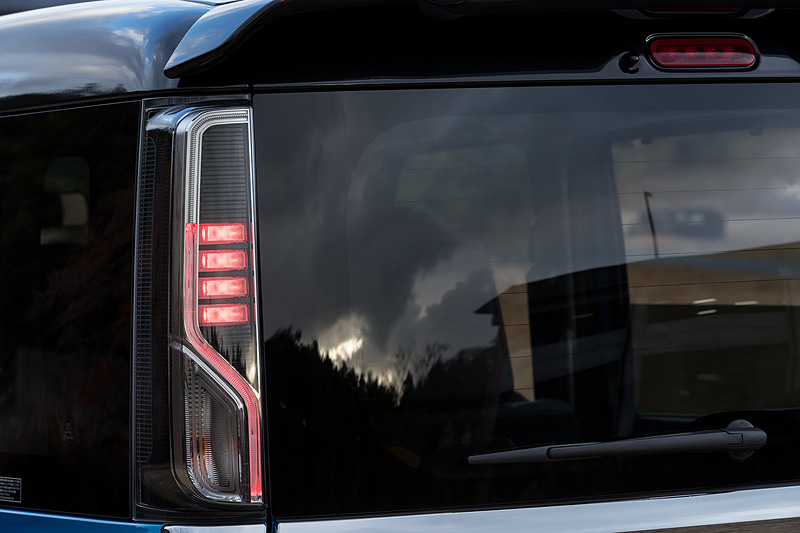 リアコンビランプは導光レンズとLEDの組み合わせ