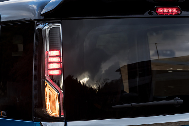 リアコンビランプは導光レンズとLEDの組み合わせ