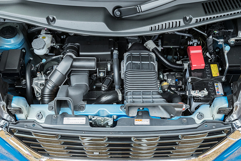 カスタムのみに設定されるターボエンジン。スペックは47kW（64PS）/6000rpm、最大トルク98Nm（10.0kgm）/3000rpm