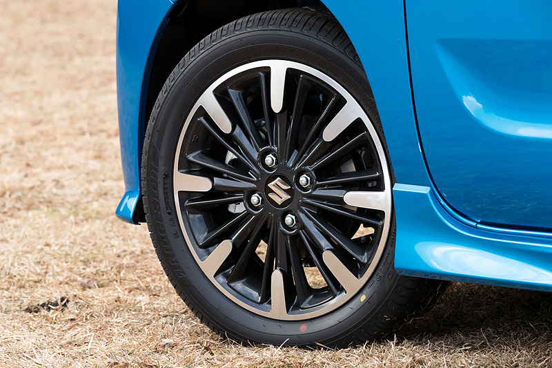 XS系グレードにはアルミホイールが標準装備。タイヤサイズは165/55 R15