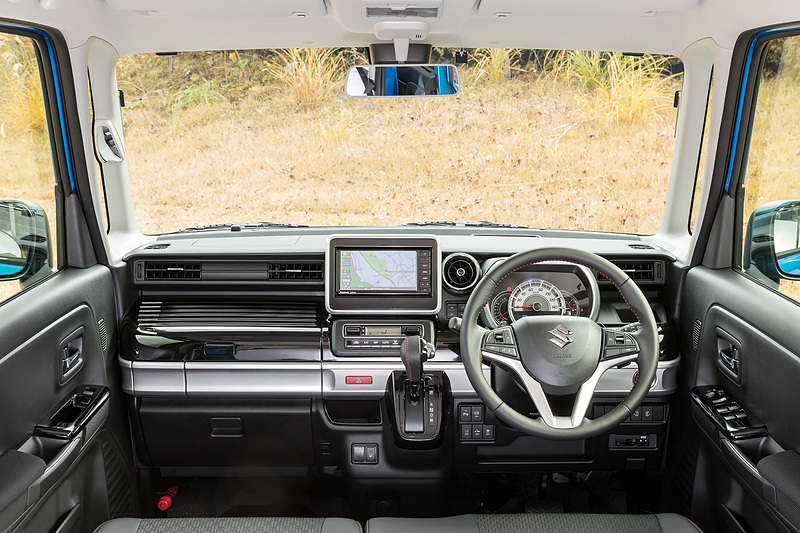 インテリアはブラックパールパネルとシルバー加飾の組み合わせ