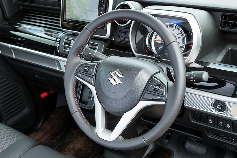 ステアリングは本革巻でレッドステッチのアクセントが入る