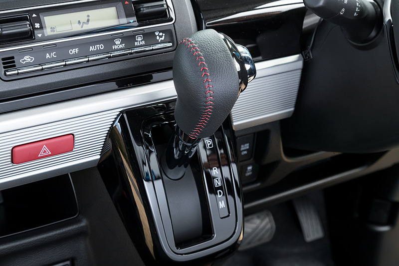 シフトノブも本革巻とレッドステッチのコンビネーション