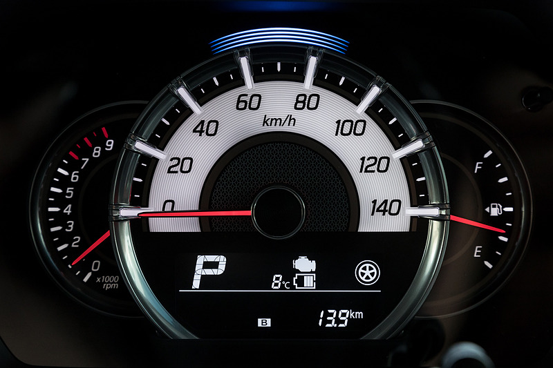 大きなスピードメーターを中心とした3眼メーターを採用。下部にはエネルギーフローインジケーターなどを表示可能なマルチインフォメーションディスプレイを装備