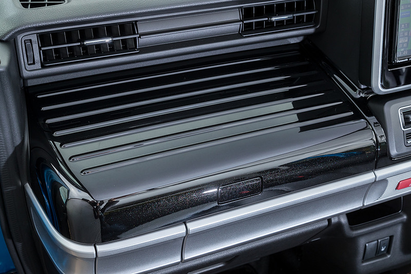 アッパーボックスもブラックパール仕上げ