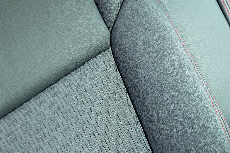 XS系グレードのシート表皮はレザー調とファブリックのコンビネーション。ステッチもレッドになる