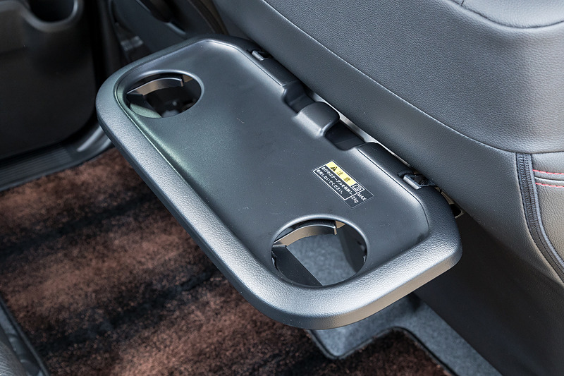 後席用テーブルはXS系グレードに標準装備