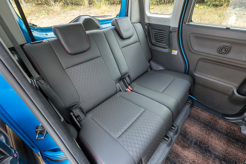 リアシートはスペーシア同様、5：5分割可倒タイプ