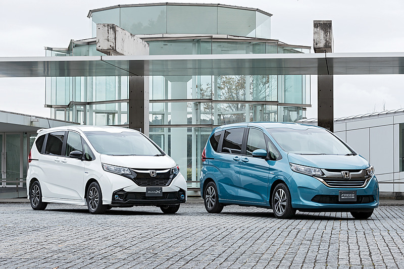 フリード Modulo X（左）とフリード（右）。Modulo Xは専用エアロなどにより安定感のあるフォルムを演出