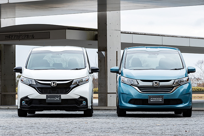 フリード Modulo X（左）とフリード（右）。Modulo Xは専用エアロなどにより安定感のあるフォルムを演出