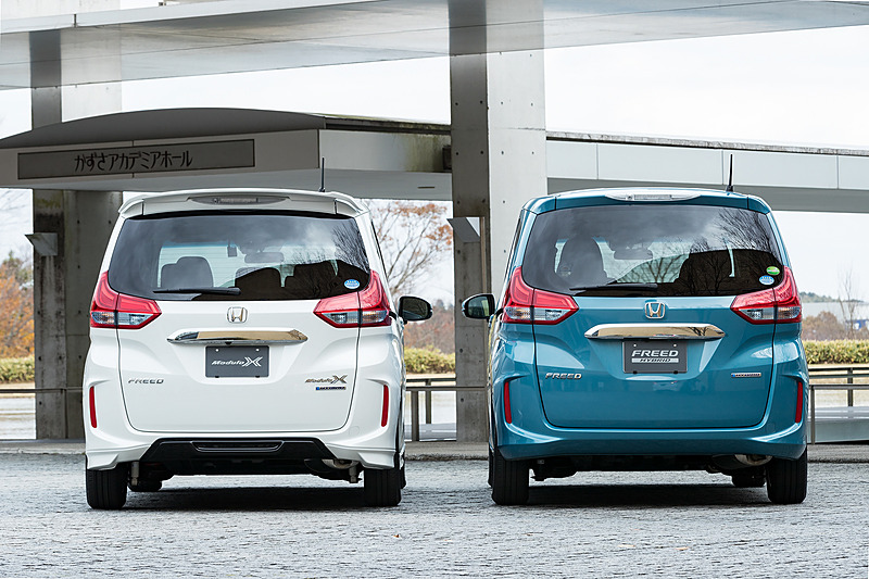 フリード Modulo X（左）とフリード（右）。Modulo Xは専用エアロなどにより安定感のあるフォルムを演出