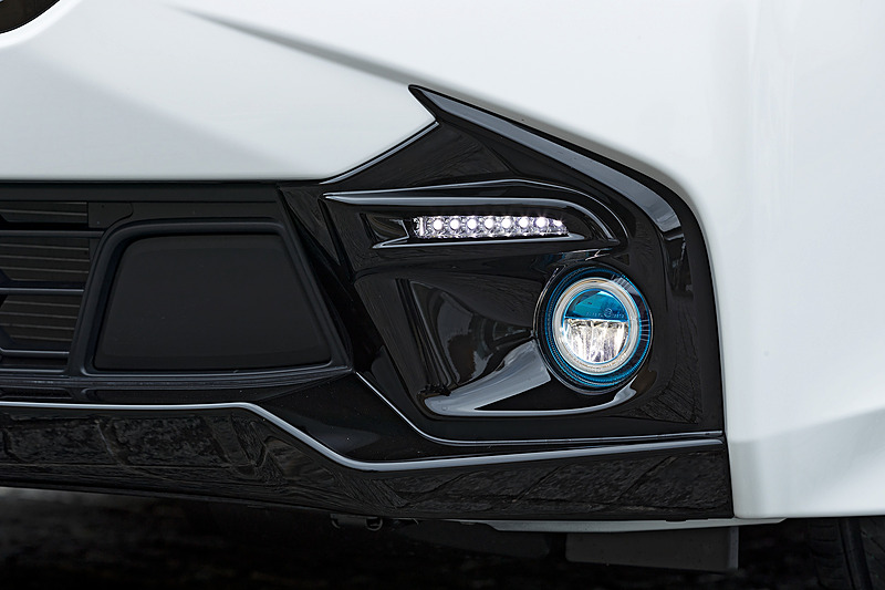 エアロバンパーにはLEDフォグライトとビームライトを装備