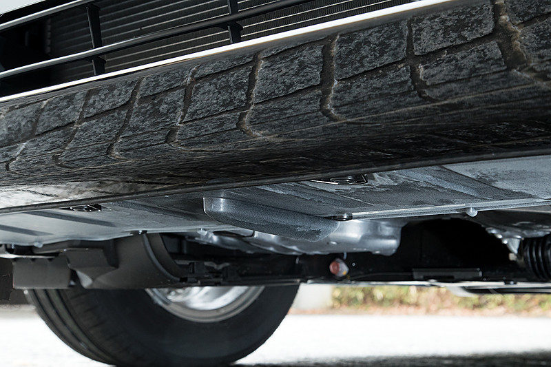 フロントエアロバンパーのキモとなるのが先端部のR形状と、下面中央にある「エアロガイドフィン」。この整流効果により走行安定性が格段にアップするという