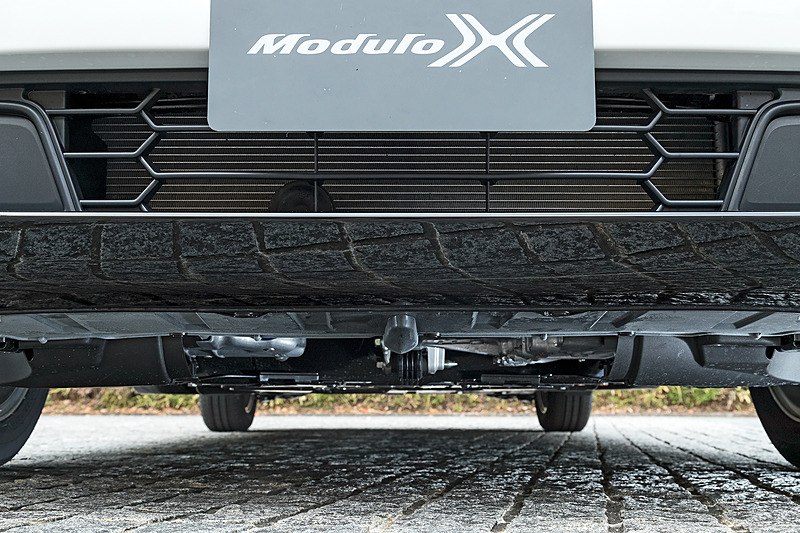 フロントエアロバンパーのキモとなるのが先端部のR形状と、下面中央にある「エアロガイドフィン」。この整流効果により走行安定性が格段にアップするという