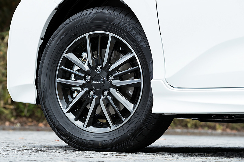 15インチの専用アルミホイールは軽量化と同時に剛性の最適化が行なわれている