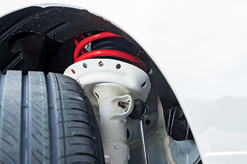 専用サスペンションはホワイトカラーのダンパーとレッドカラーのコイルスプリングの組み合わせ