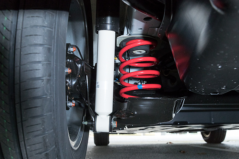 専用サスペンションはホワイトカラーのダンパーとレッドカラーのコイルスプリングの組み合わせ