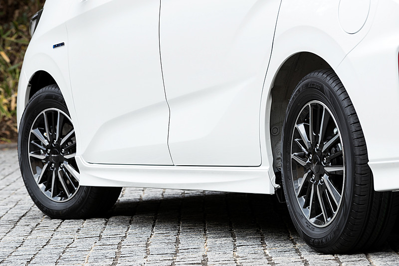 さりげないデザインの専用サイドロアスカート