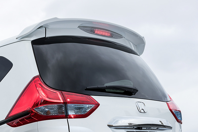 テールゲートスポイラーを標準装備