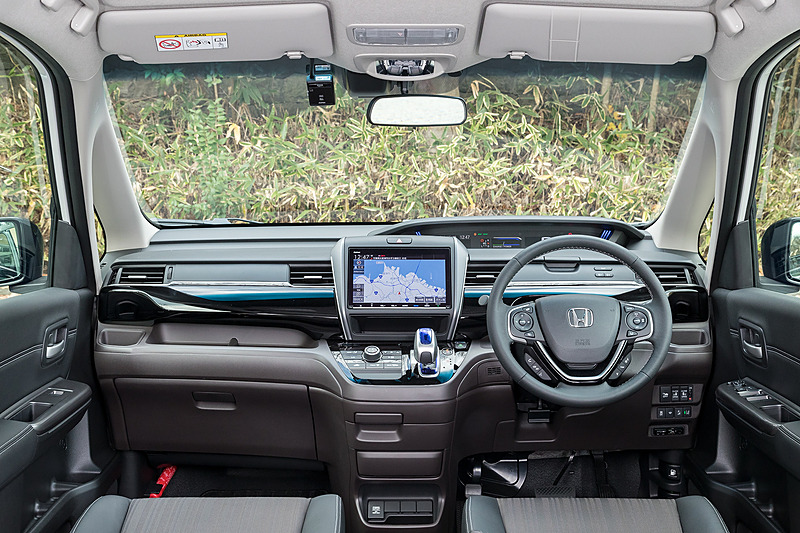 インテリアカラーはブラックとモカのコンビネーション