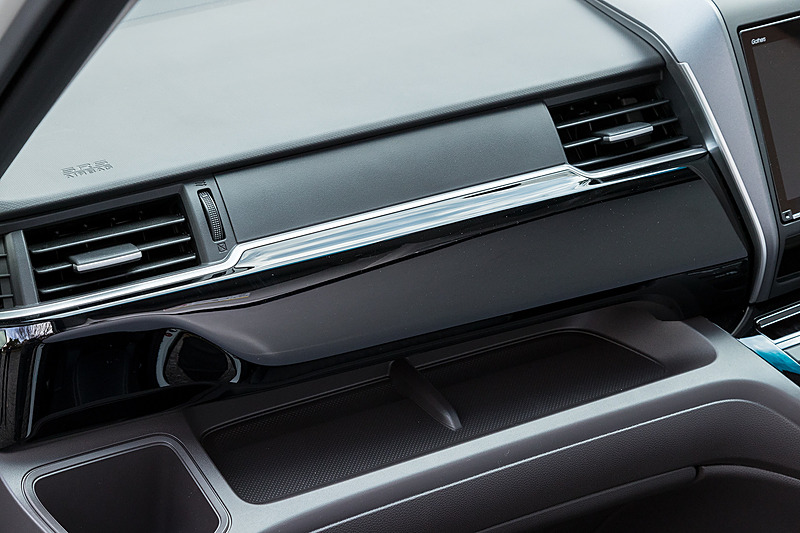 インテリアパネルはピアノブラックで高級感のある仕上がり