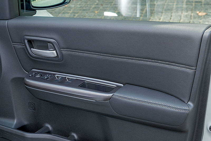 ドアトリムの表皮もシートと同じくプライムスムース