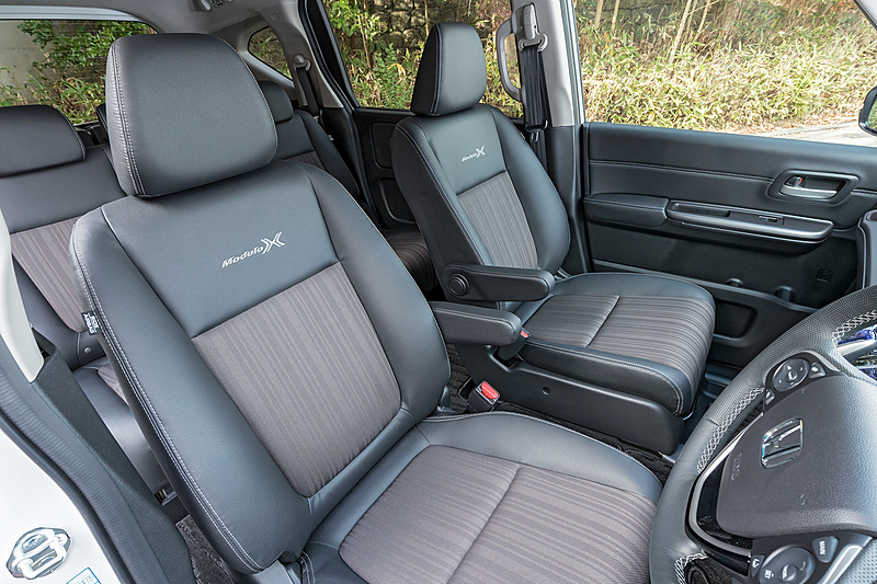 シート表皮はプライムスムースとファブリックのコンビネーションタイプ。カラーは中央部がモカブラウン