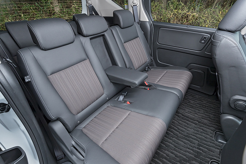 7名乗車となるベンチシート仕様の2列目