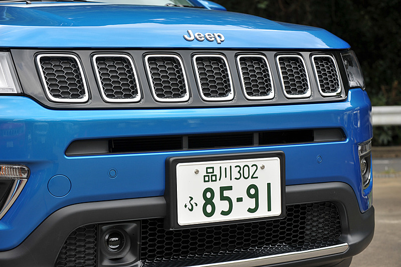 エクステリアでは7スロットグリルをはじめ、クラブシェルタイプのエンジンフード、台形のホイールアーチなどジープ伝統のデザインを採用