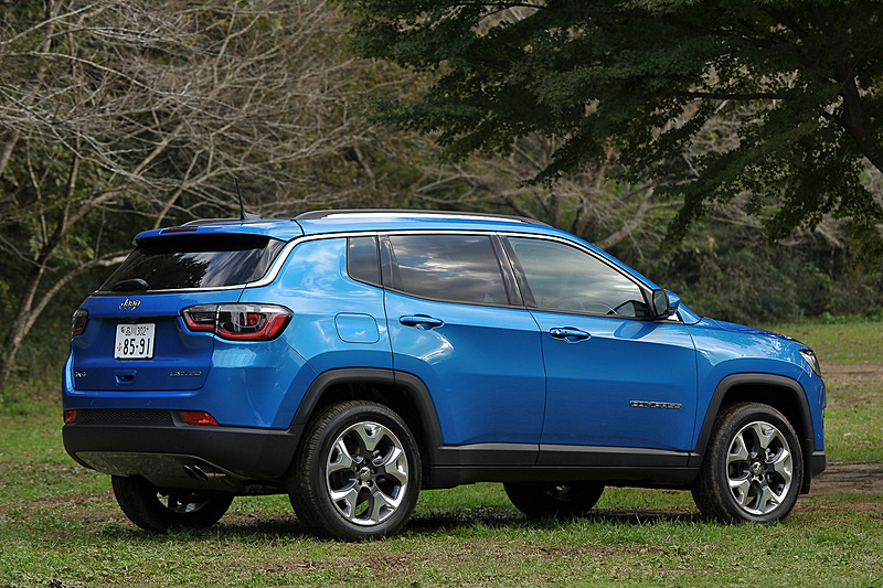 最上級グレードの「Limited」。ボディサイズは全車共通で4400×1810×1640mm（全長×全幅×全高）、ホイールベースは2635mm