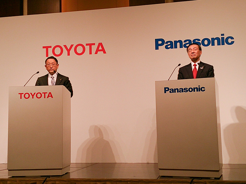 共同記者会見を行なう、トヨタ自動車株式会社 代表取締役社長 豊田章男氏（左）と、パナソニック株式会社 代表取締役社長 津賀一宏氏（右）