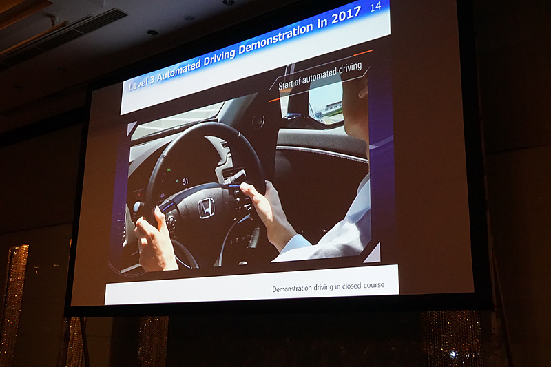 テストコースでの走行シーン