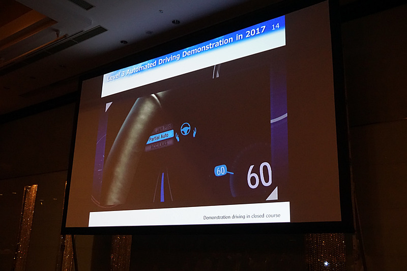 テストコースでの走行シーン