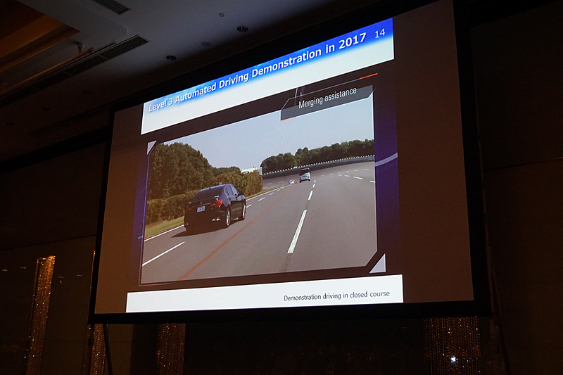 テストコースでの走行シーン