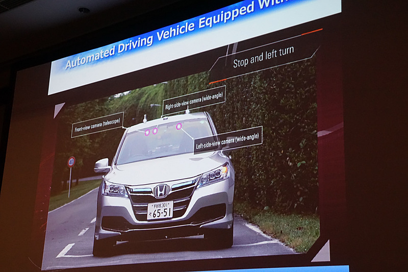 次世代の自動運転システムとして開発を進めている実験車両はセンサーとしてカメラのみを搭載