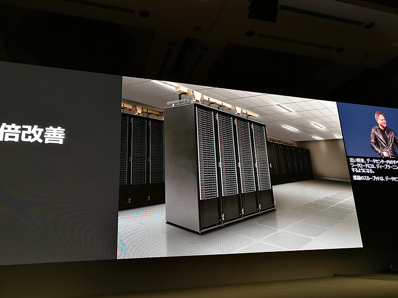 CPUとGPUの比較、4つのラックサーバーが1つのサーバーになる