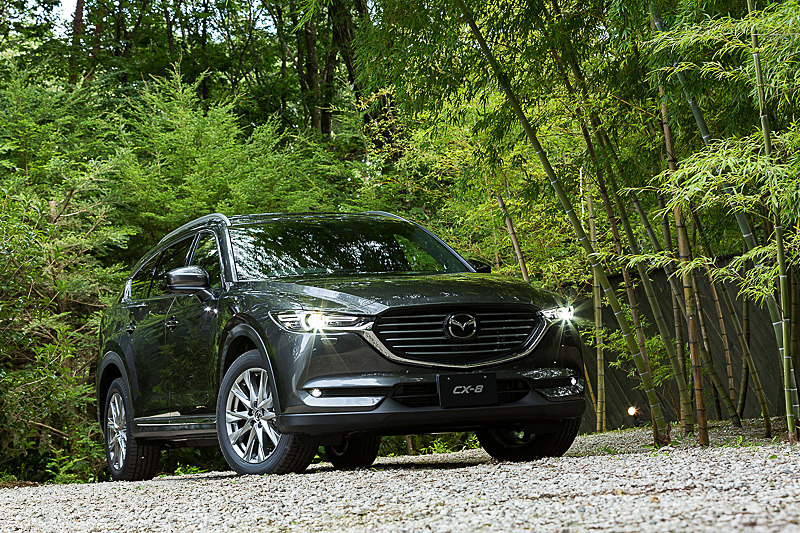 12月14日に発売を開始した3列シートSUV「CX-8」（マシーングレープレミアムメタリック）