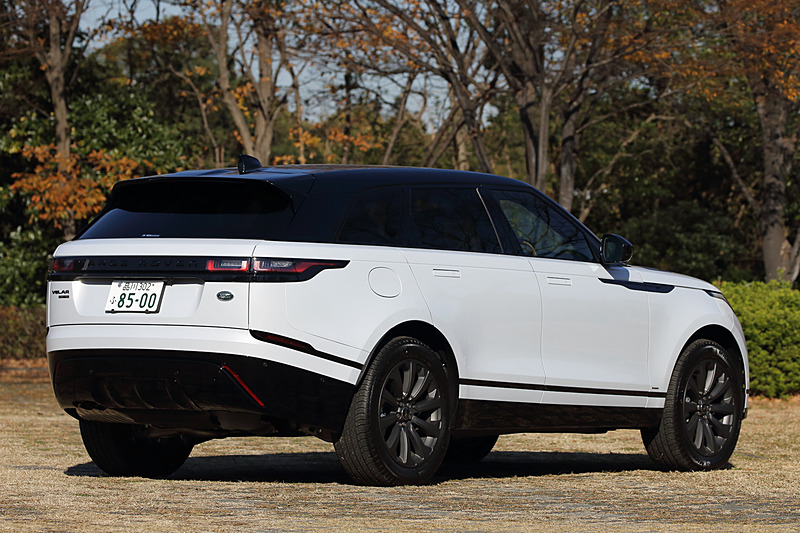 7月に受注を開始した新型ミッドサイズ・ラグジュアリーSUV「レンジローバー ヴェラール」。今回試乗したのは直列4気筒2.0リッター直噴ターボディーゼルエンジンに8速ATを組み合わせる「Rダイナミック HSE」（1053万円）。ボディサイズは4803×2145（ミラー展開時）×1665mm（全長×全幅×全高）、ホイールベースは2874mm