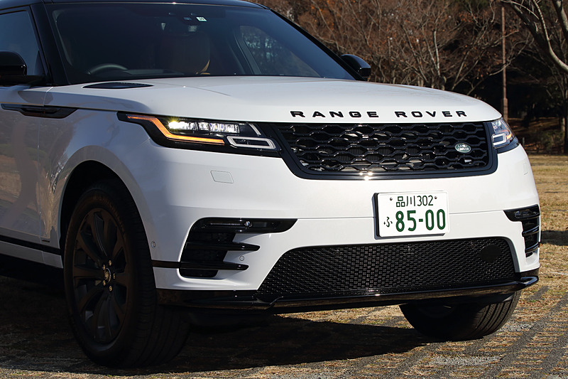 Rダイナミックでは専用デザインのフロント＆リアバンパーやボンネットベント、サイドベントなどを採用。足下は20インチアルミホイールにミシュランのSUV用タイヤ「LATITUDE Tour HP」の組み合わせ