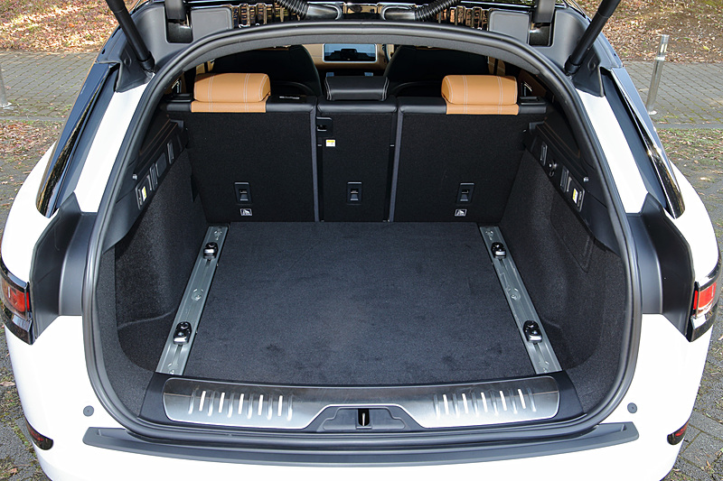 ラゲッジスペースは40：20：40の3分割リアシートを前方に倒すことで、最大1731Lまで拡大可能