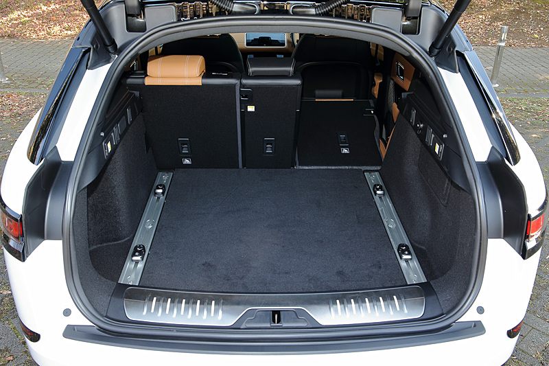 ラゲッジスペースは40：20：40の3分割リアシートを前方に倒すことで、最大1731Lまで拡大可能
