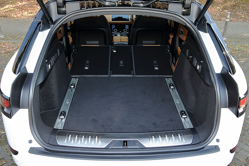 ラゲッジスペースは40：20：40の3分割リアシートを前方に倒すことで、最大1731Lまで拡大可能